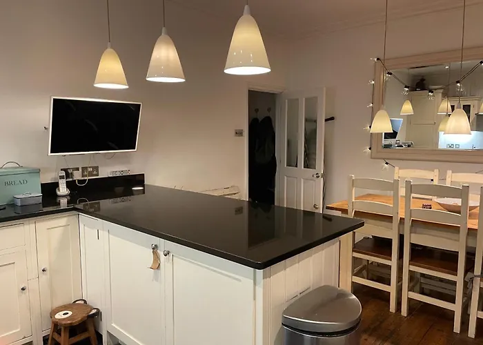 3 Bed Home Sleeps 6 Free Parking