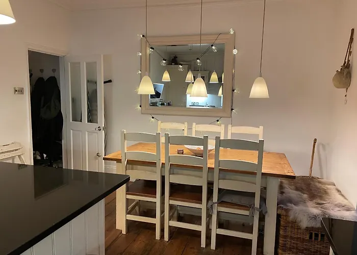 3 Bed Home Sleeps 6 Free Parking
