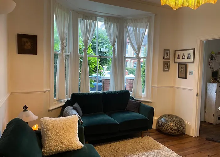 3 Bed Home Sleeps 6 Free Parking