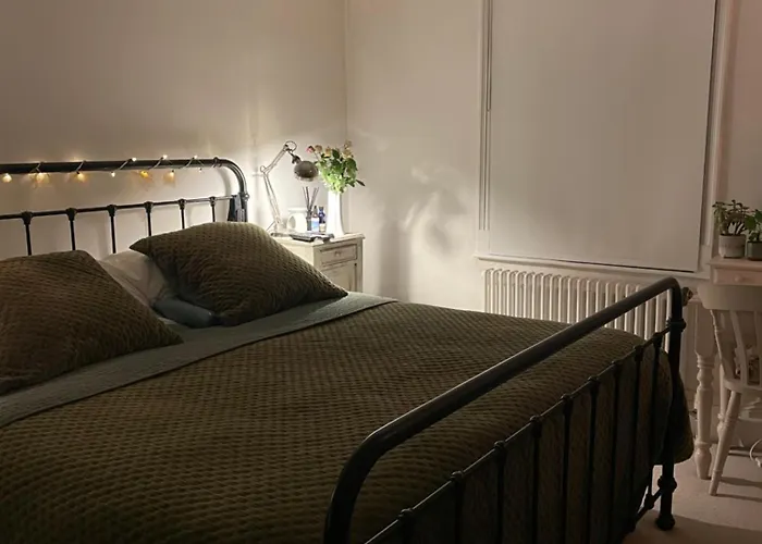 3 Bed Home Sleeps 6 Free Parking
