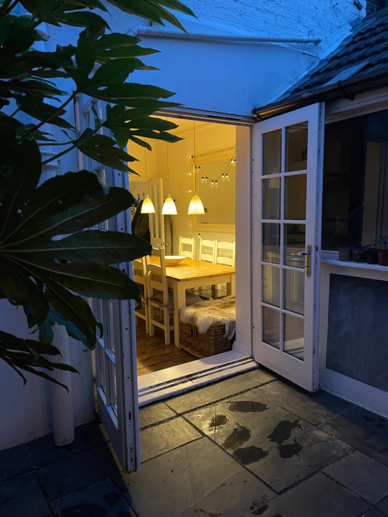 3 Bed Sleeps 6 Free Parking Holiday home