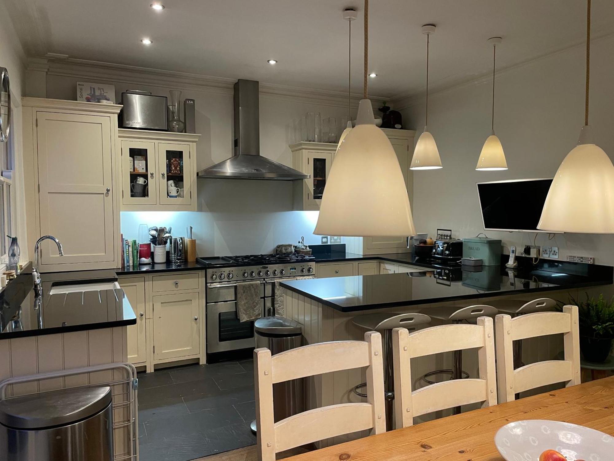 Holiday home 3 Bed Sleeps 6 Free Parking