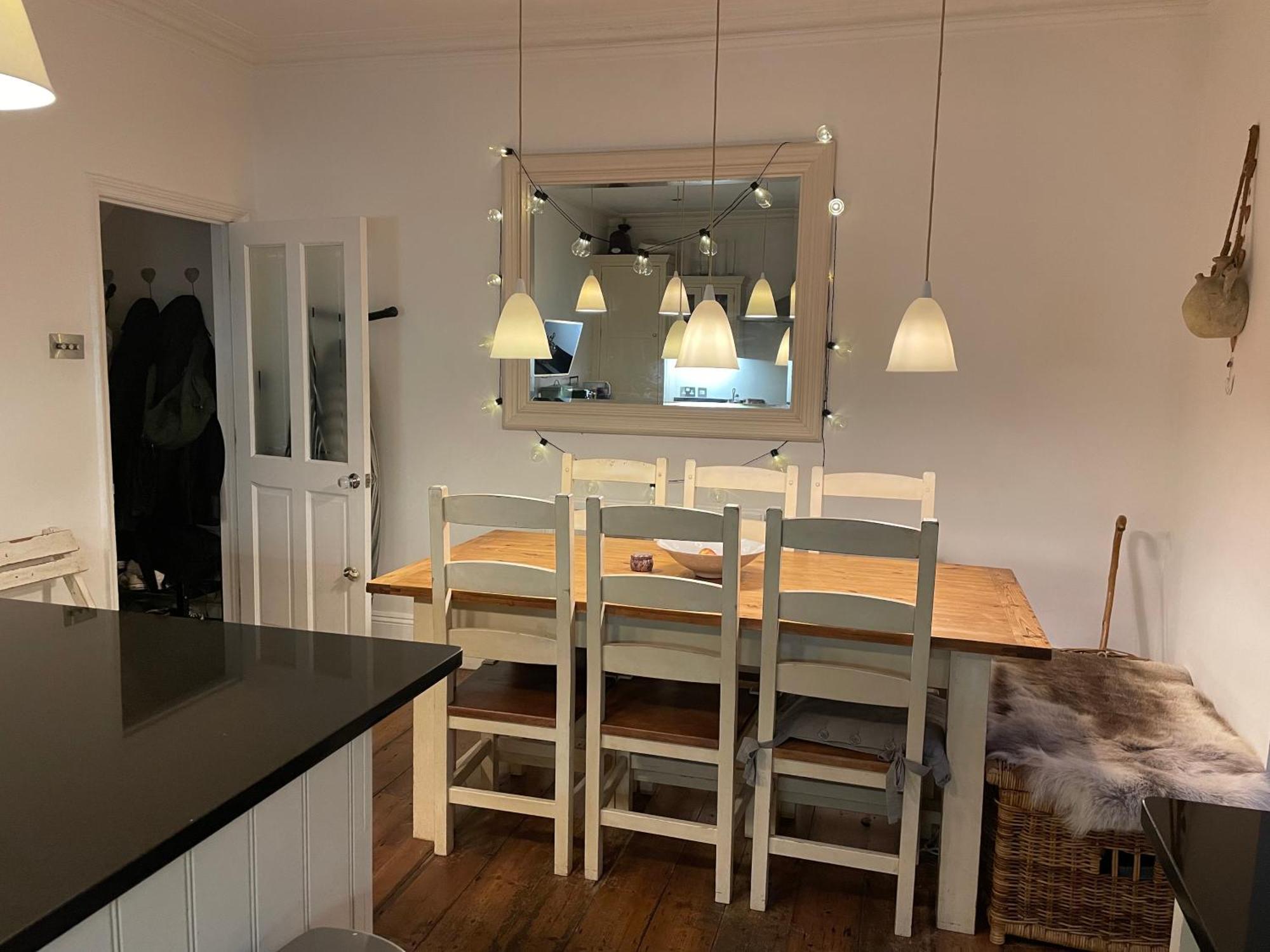 3 Bed Sleeps 6 Free Parking Holiday home *