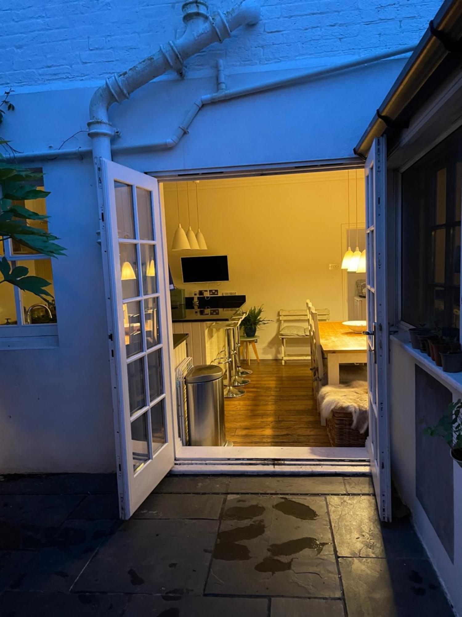 3 Bed Sleeps 6 Free Parking Holiday home *